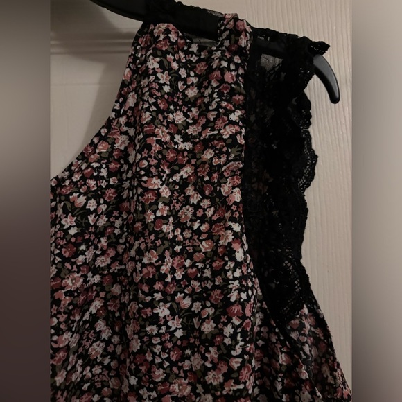 Floral sleeveless top with lace trim on sleeves and back of shirt size 4x - Picture 5 of 5